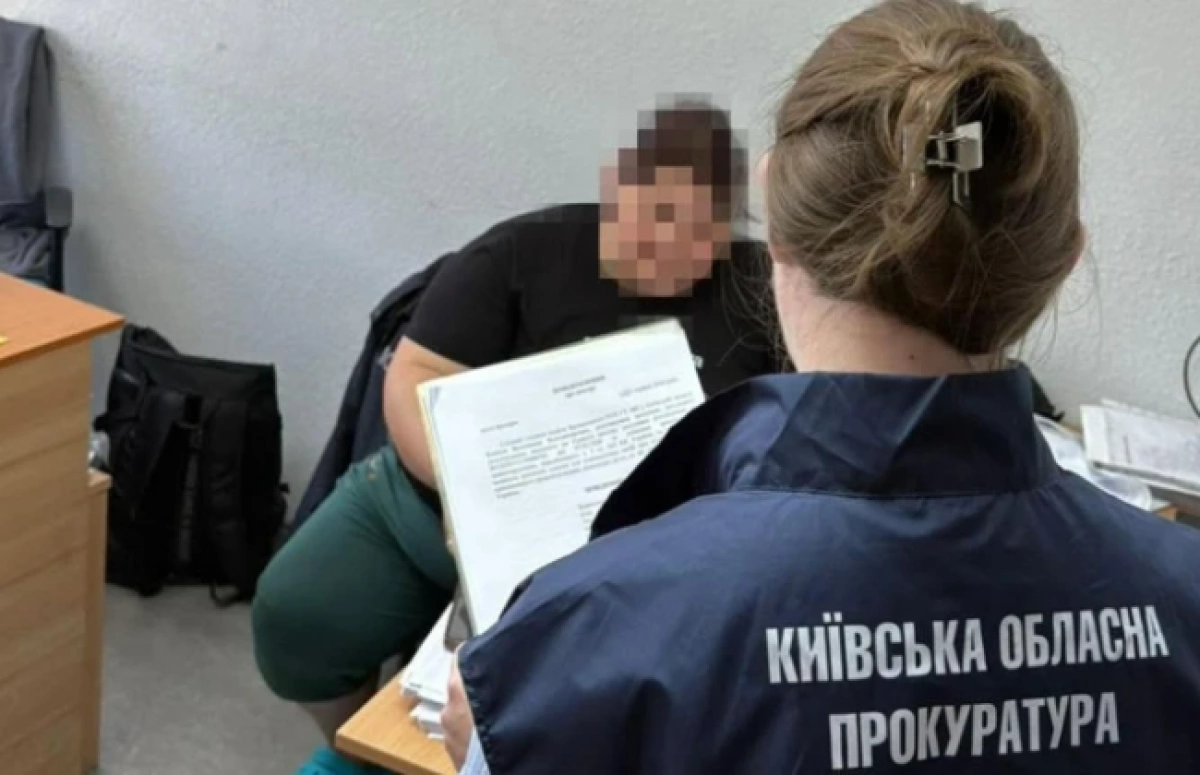 Тіло дитини в коробці у шафі: підозру оголосили посадовиці служби у справах дітей