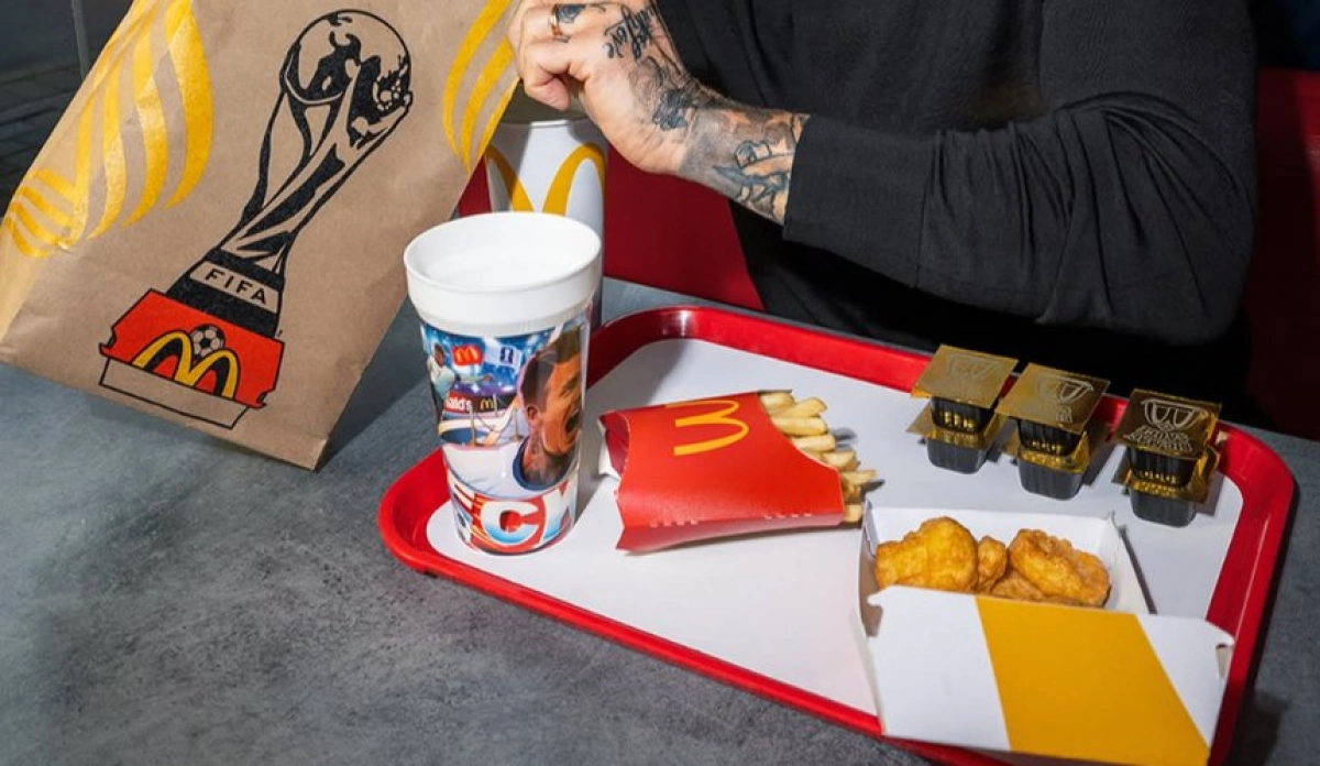 McDonald’s запускає футбольне меню FIFA World Cup 2026: чи з’являться у Києві склянки Бекхема і Роналдіньйо