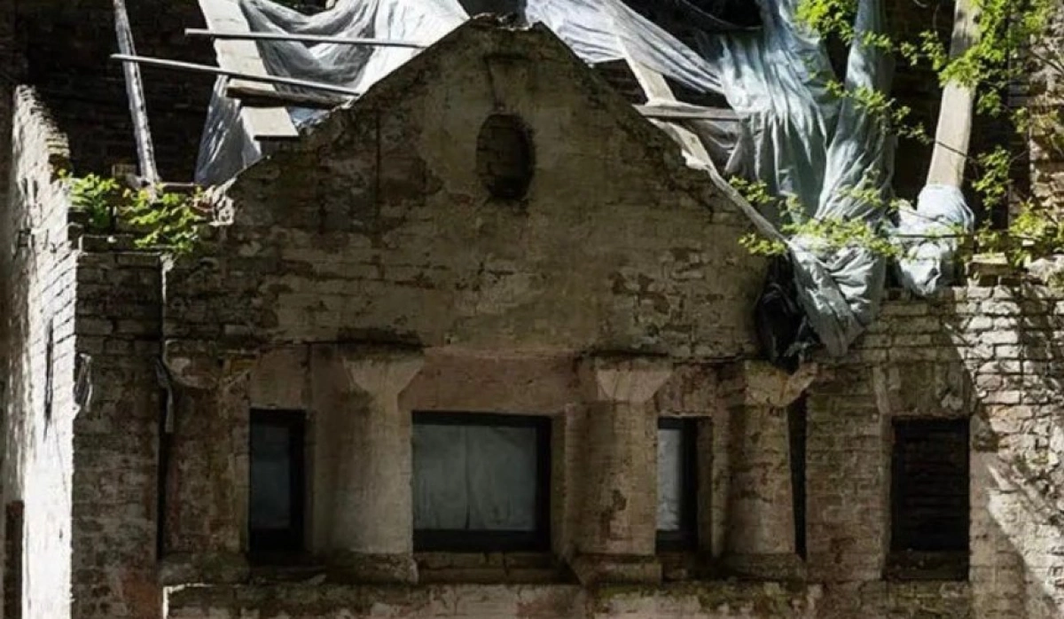 У центрі Києва прокуратура вимагає відновити занедбану історичну садибу