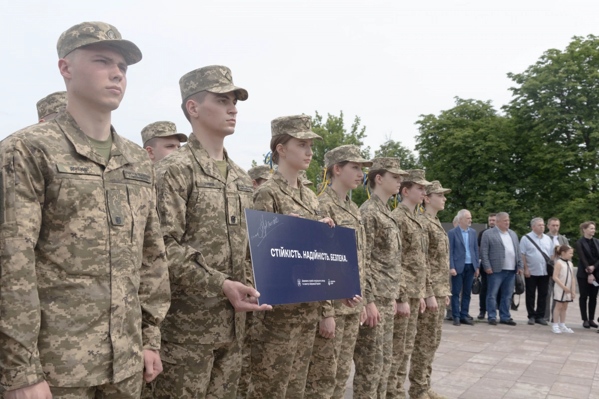 На Алеї українського війська в Києві відкрили пам’ятний знак Держспецзв’язку із зашифрованим посланням