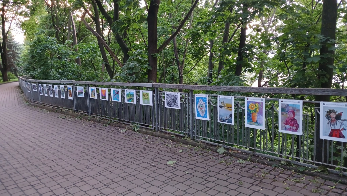 У Хрещатому парку відкрили виставку «Покоління війни»: 124 роботи українців від 6 до 67 років