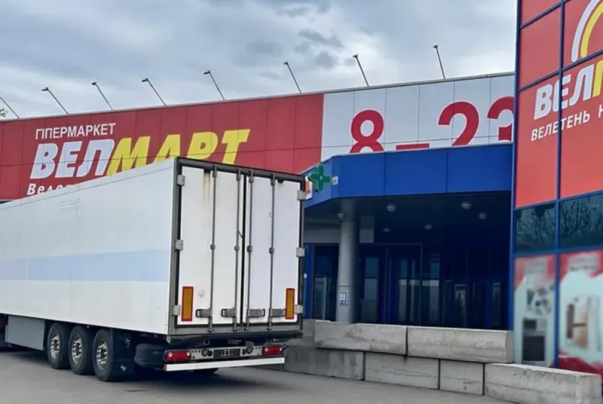 У Білій Церкві заблокували вхід до супермаркету «Велмарт» бетонними блоками: триває конфлікт