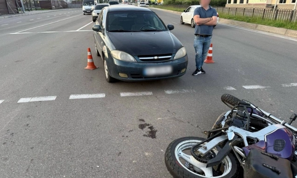 У Броварах мотоцикліст потрапив у ДТП з легковиком: водія госпіталізовано, поліція розслідує аварію