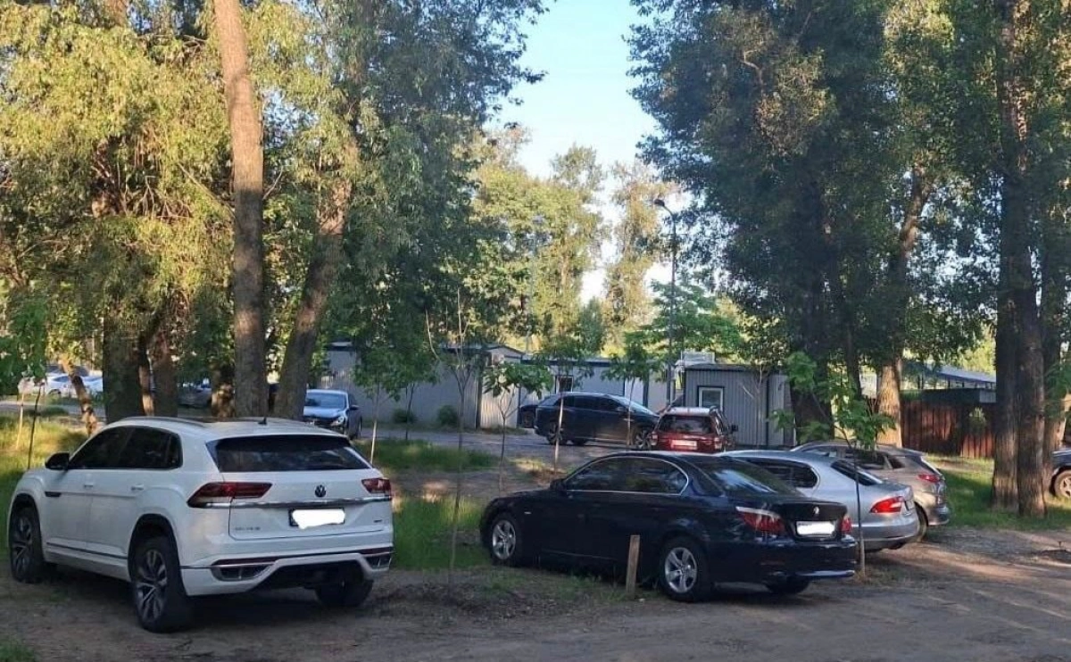 На Долобецькому острові в Києві виписали 23 штрафи за незаконне паркування біля пляжу