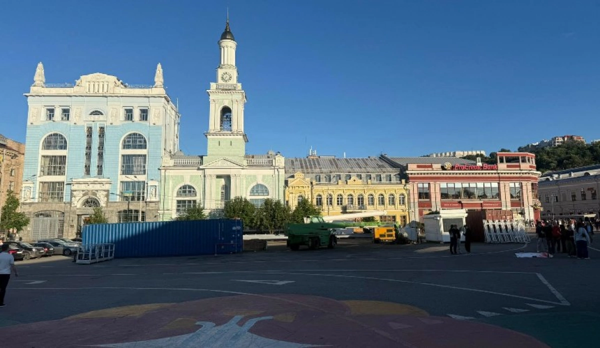 На Контрактовій площі в Києві повністю демонтували колесо огляду після судів і скандалів