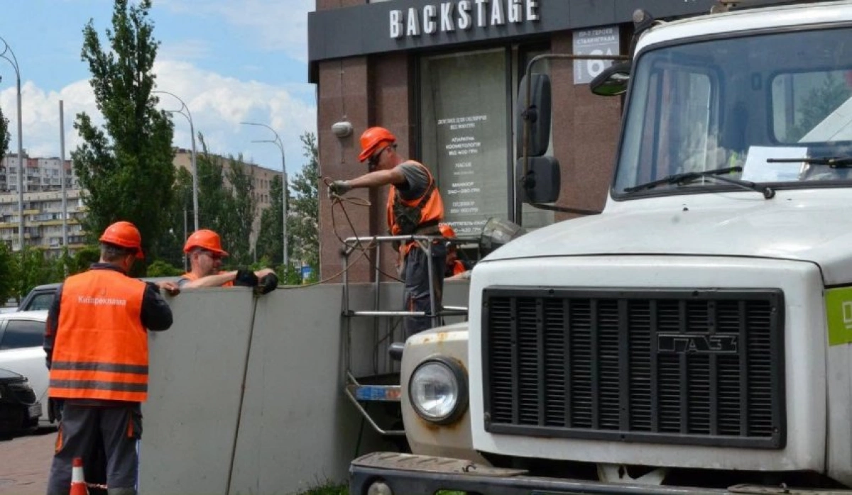 У Києві демонтували понад 6 тисяч незаконних вивісок і рекламних конструкцій від початку року