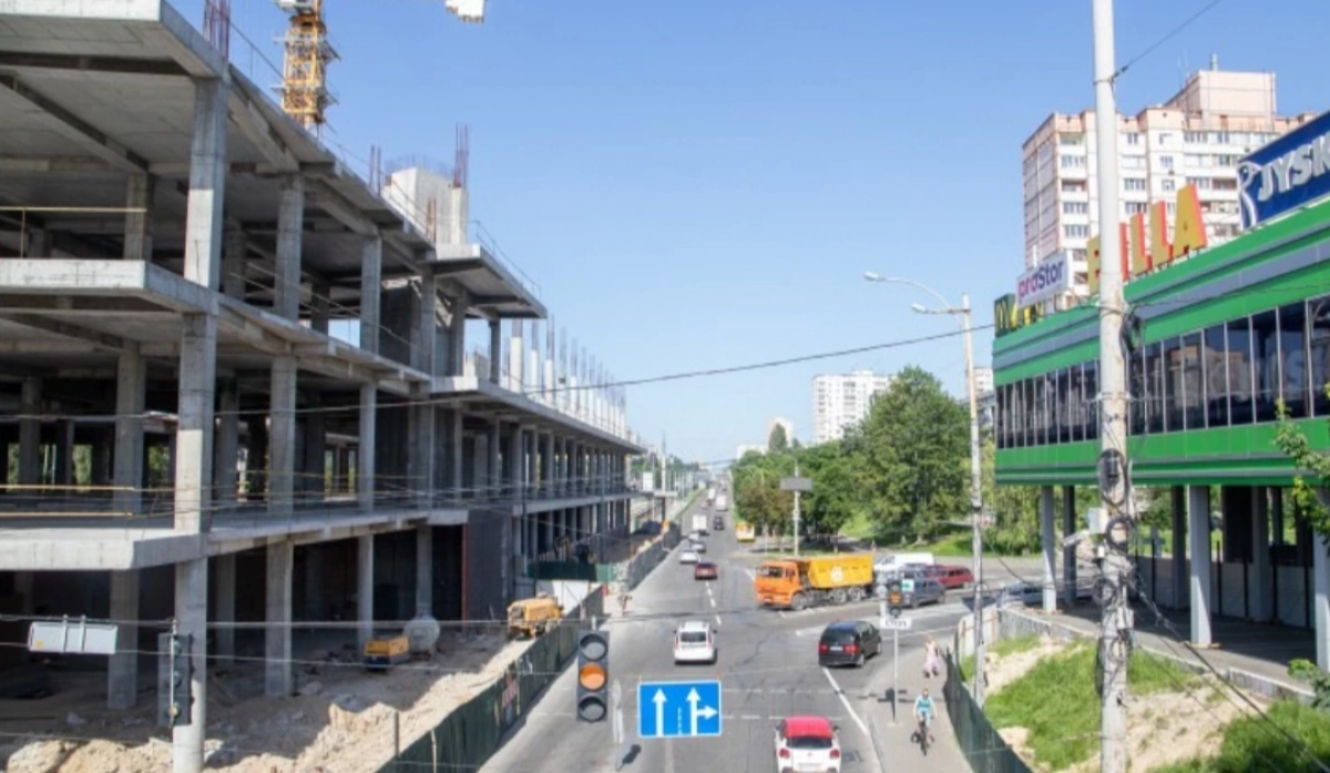 Недобудований ТРЦ “April City” у Києві 5 років без оренди землі: що відбувається з об’єктом