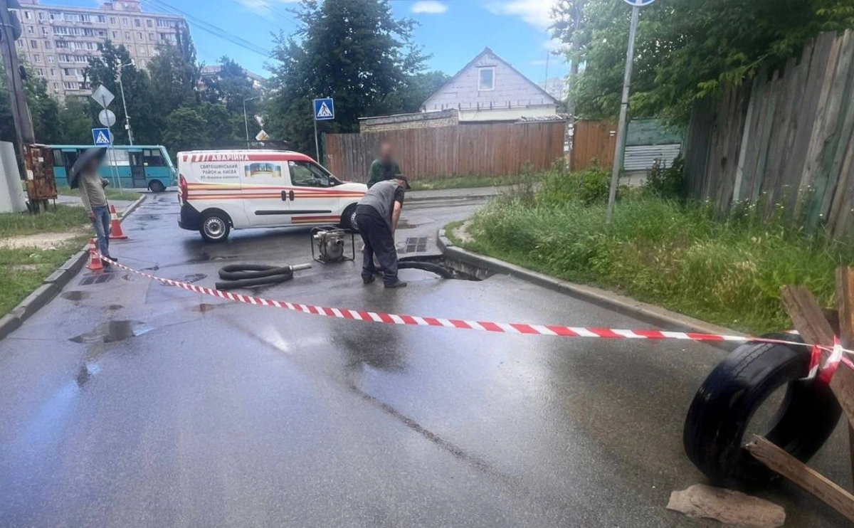 У Києві на вулиці Ушакова провалився асфальт: рух транспорту частково ускладнено