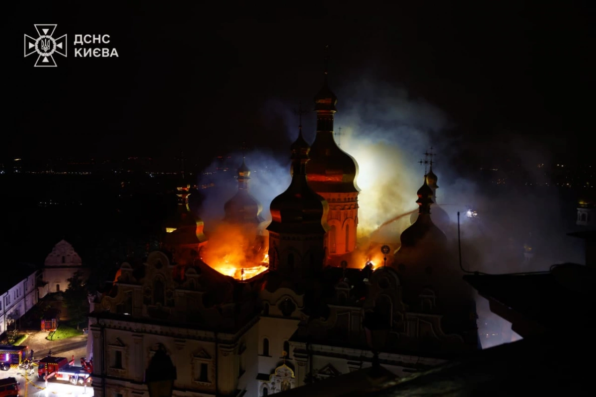 Удар по святинях: у Києві через атаку РФ палають Києво-Печерська Лавра та «Мистецький арсенал»
