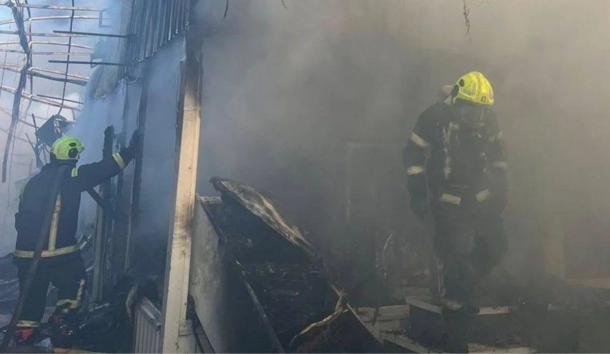 У Києві після нічної атаки згорів знаменитий антикварний ринок на Почайній