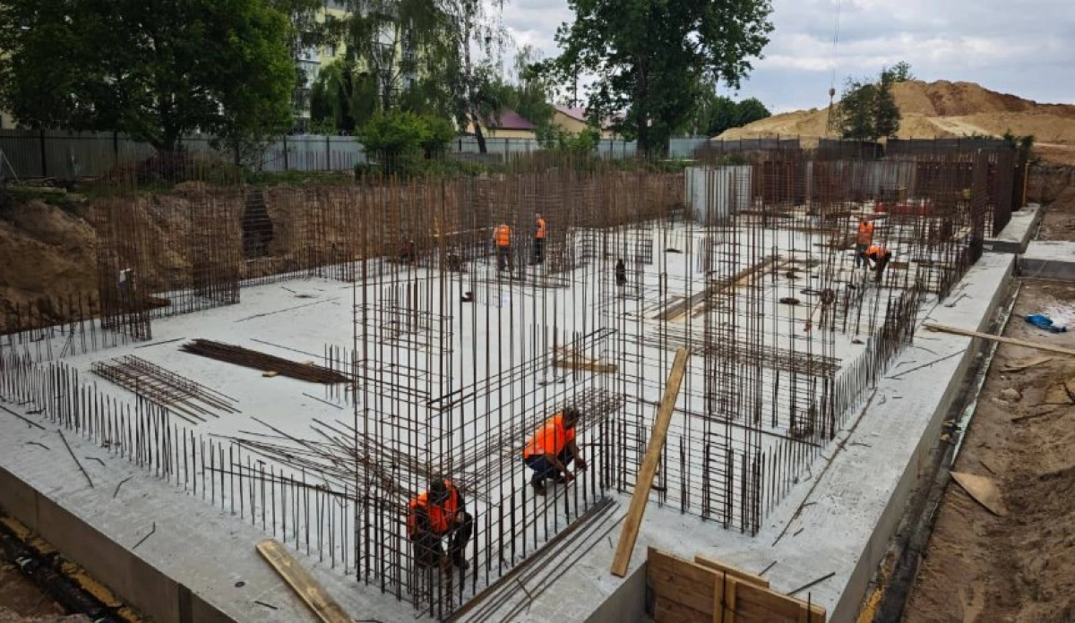 У Гостомелі зводять новий житловий комплекс із протирадіаційним укриттям на місці зруйнованих будинків