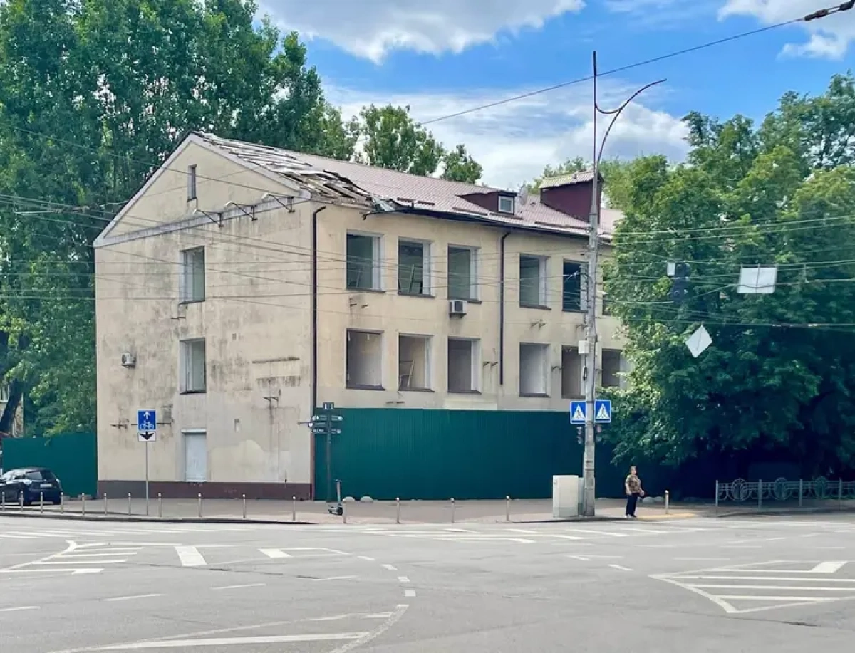 На Печерську зводять 80-метровий ЖК біля Лаври: демонтують історичну будівлю училища зв’язку