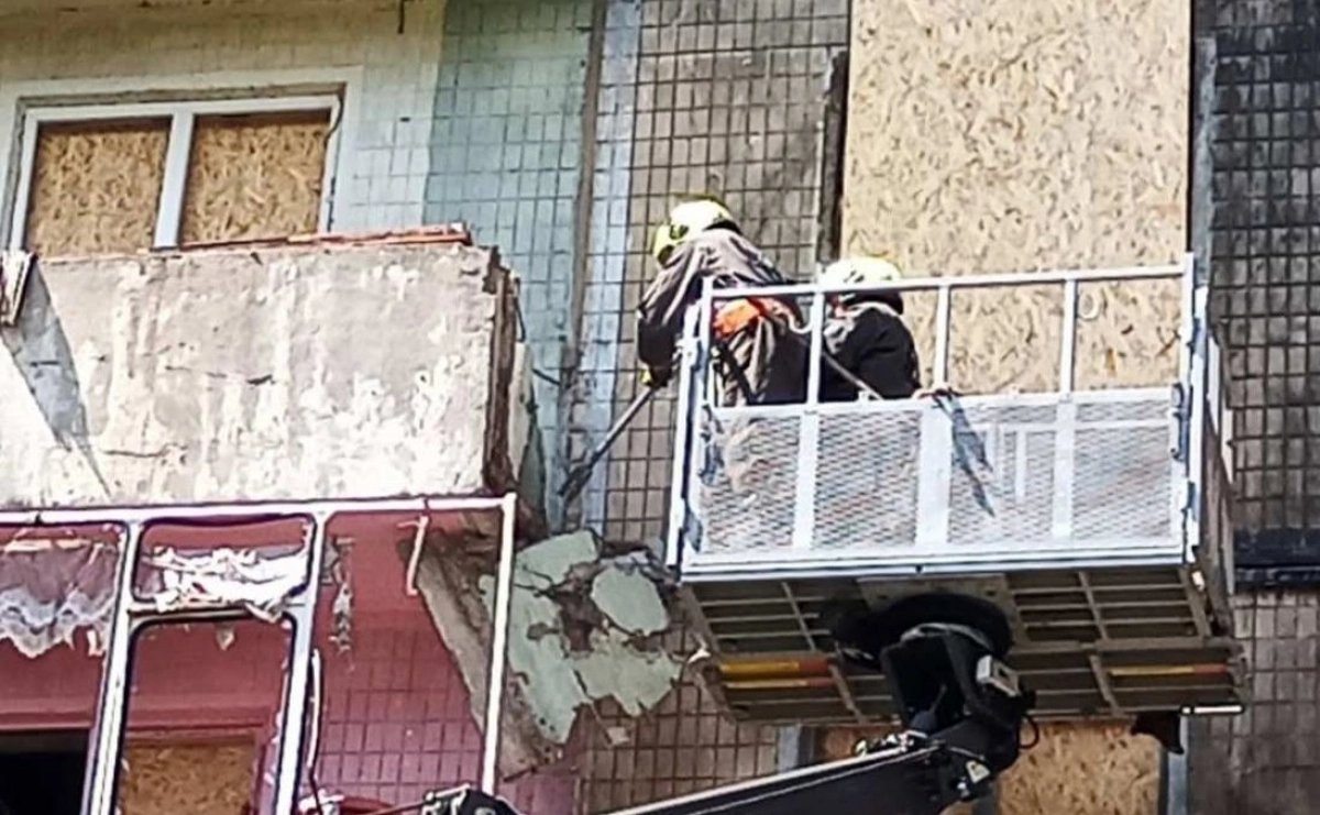 У Києві рятувальники КАРС ліквідовують наслідки обстрілу: роботи тривають у 5 районах
