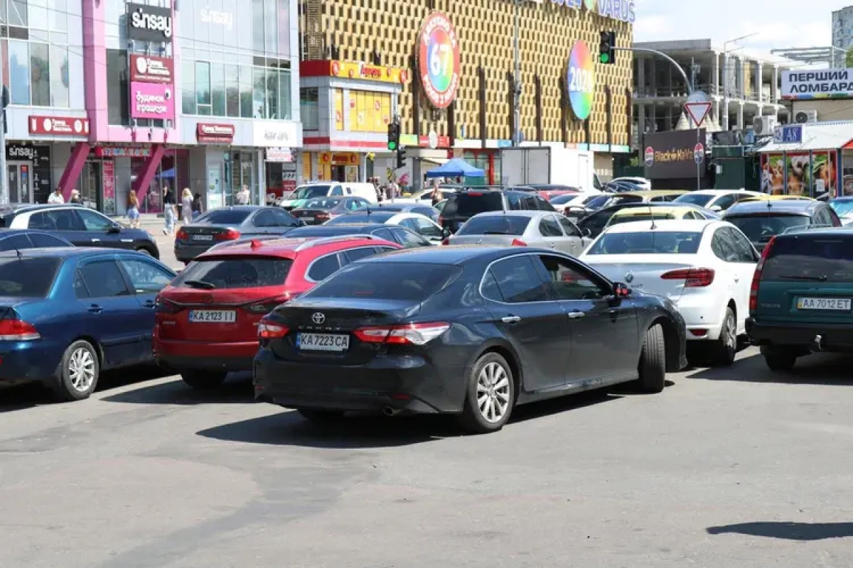 Біля метро «Дарниця» у Києві планують масштабне оновлення: демонтаж МАФів і нові паркомісця