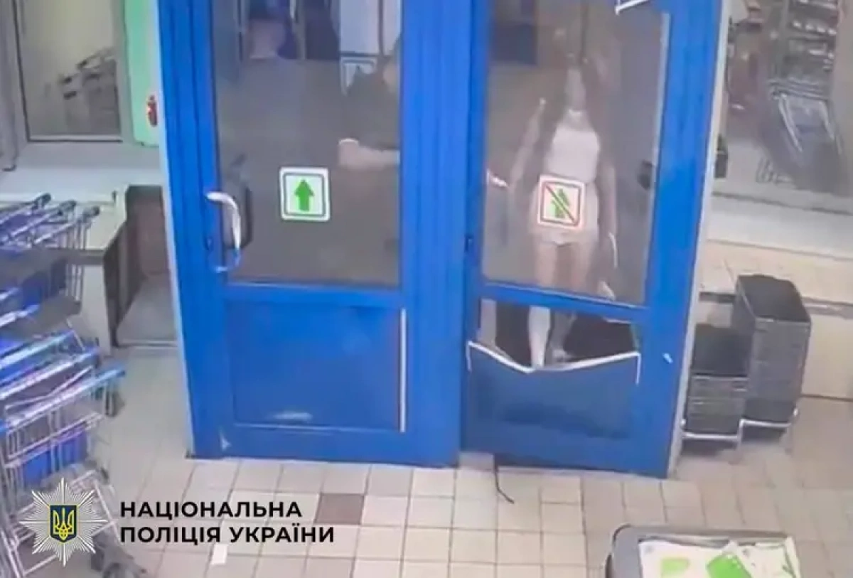 У Києві нетвереза дівчина вибила двері супермаркету через відмову продати алкоголь