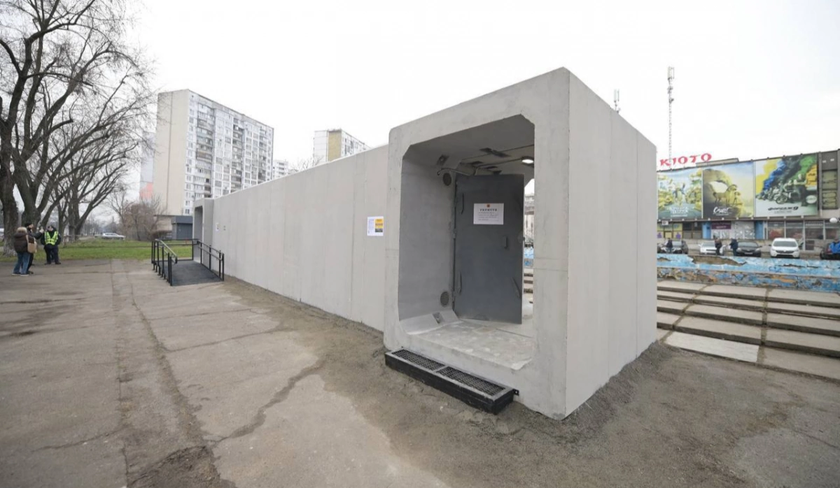 Чому в Києві досі немає мобільних укриттів: пояснення влади