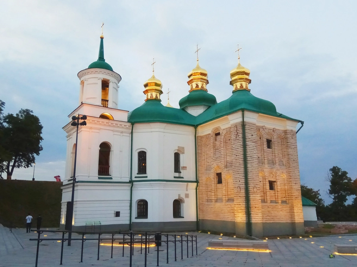 Пережила понад 900 років і прильоти поруч: у Києві знову відкрили для відвідувачів унікальну Церкву Спаса на Берестові
