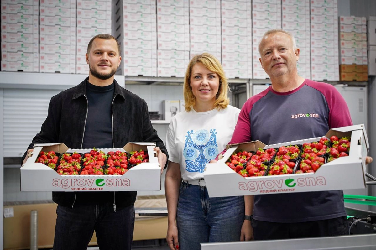 Голова ОВА відвідав суничні плантації Макарова та страусину ферму в Ясногородці