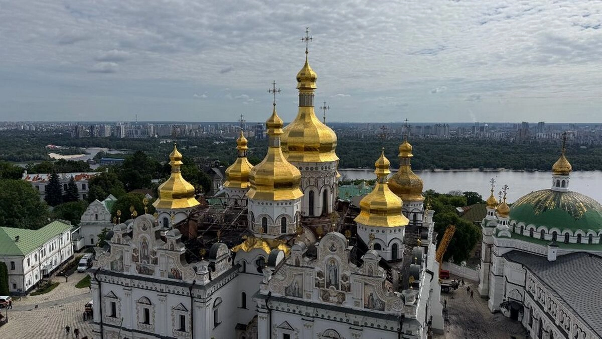 Життя попри обстріли: Києво-Печерська лавра відкриває безпечні маршрути та печери після атаки РФ