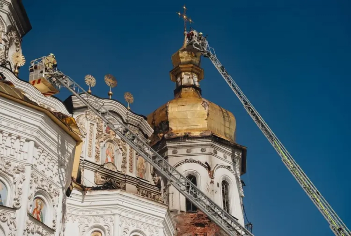 У Києво-Печерській лаврі вже відновили 70% даху Успенського собору після російського удару