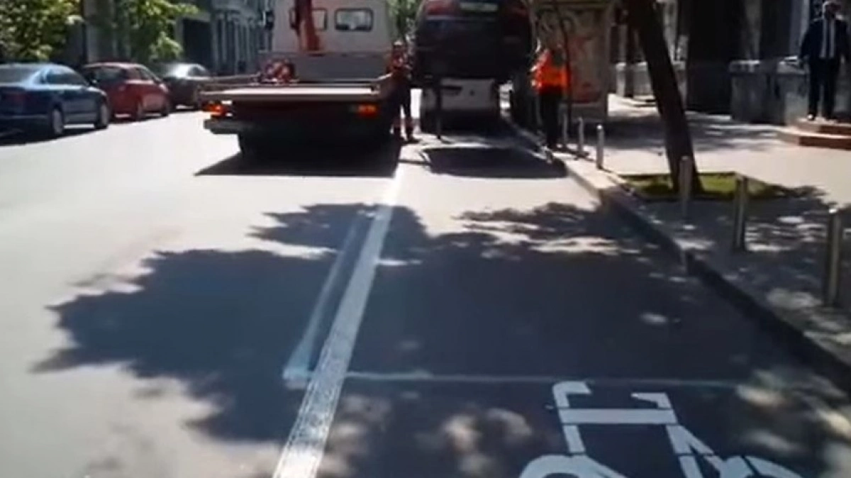 У Печерському районі Києва евакуювали авто, що блокували велосмуги