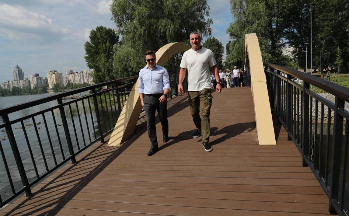 На Оболоні відкрили Вільнюський сквер і місток: новий простір для відпочинку в Києві