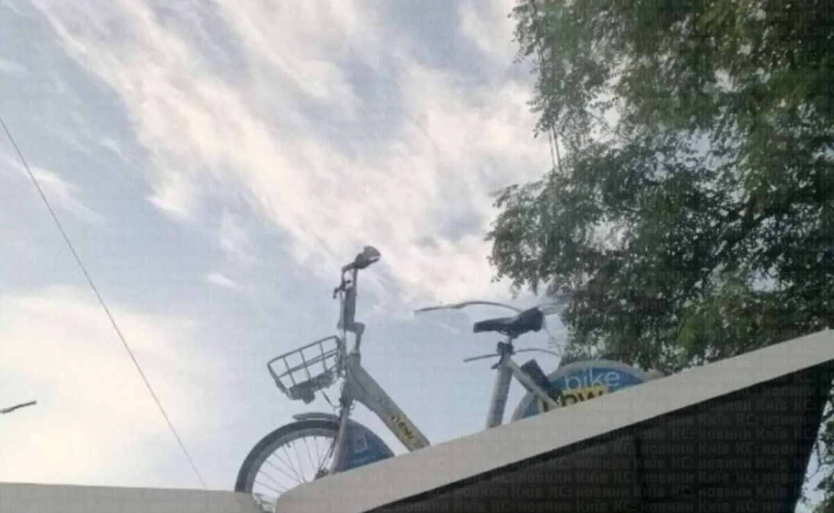 У Києві невідомі закинули прокатний велосипед на дах зупинки в Деснянському районі
