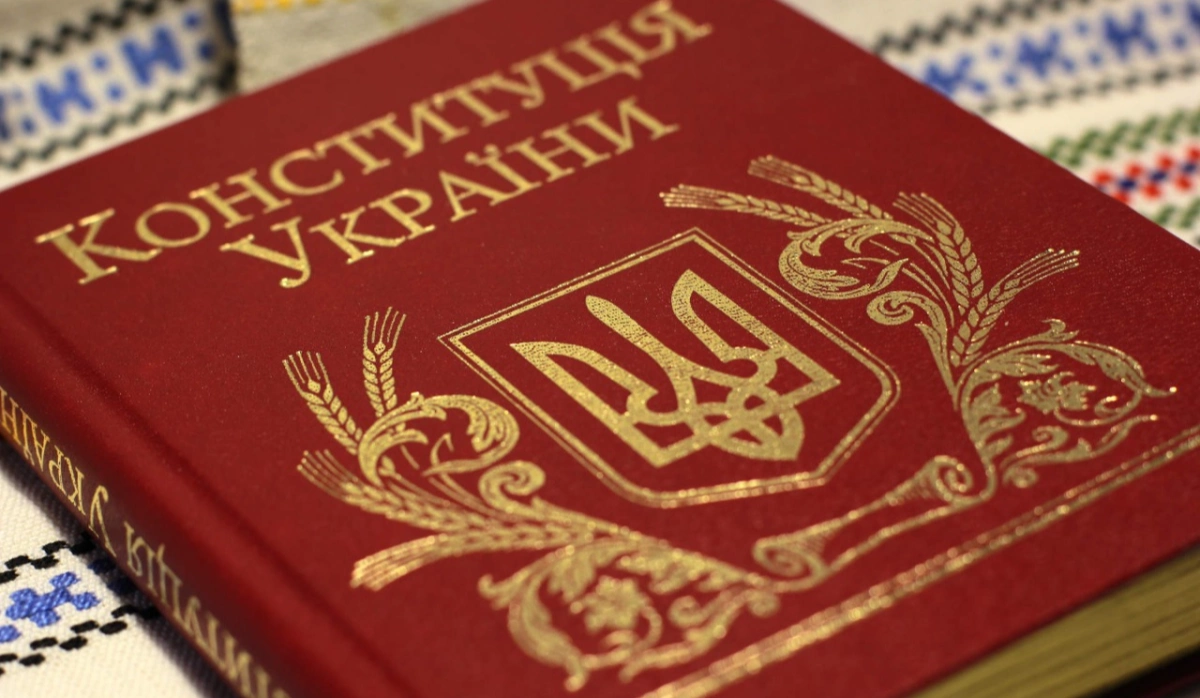 Конституцію України вперше переклали українською жестовою мовою до 30-річчя документа