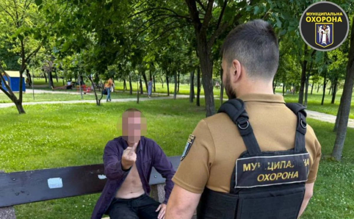 У київському парку чоловік погрожував перехожим битою: його затримала муніципальна охорона