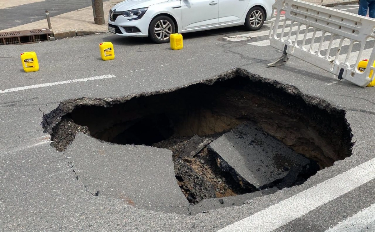 У Святошині авто провалилося під асфальт через прорив водопроводу