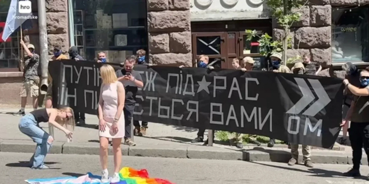 У Києві студентку звільнили з роботи після інциденту з прапором ЛГБТК+ на «КиївПрайд»