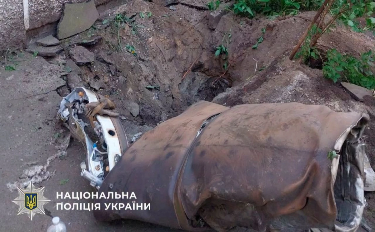 У Дарницькому районі Києва під вікнами будинку виявили бойову частину ракети після атаки РФ