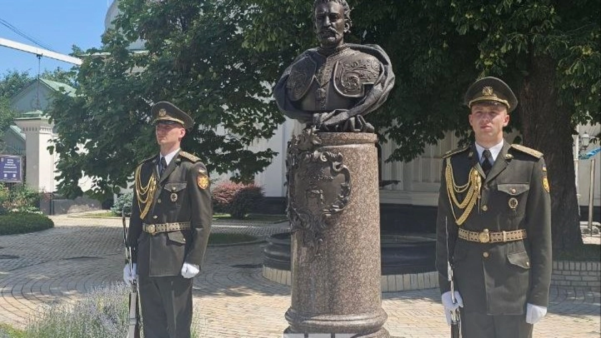 У Києво-Печерській лаврі відкрили погруддя Івана Мазепи: Зеленський запропонував встановити йому пам'ятник у центрі Києва