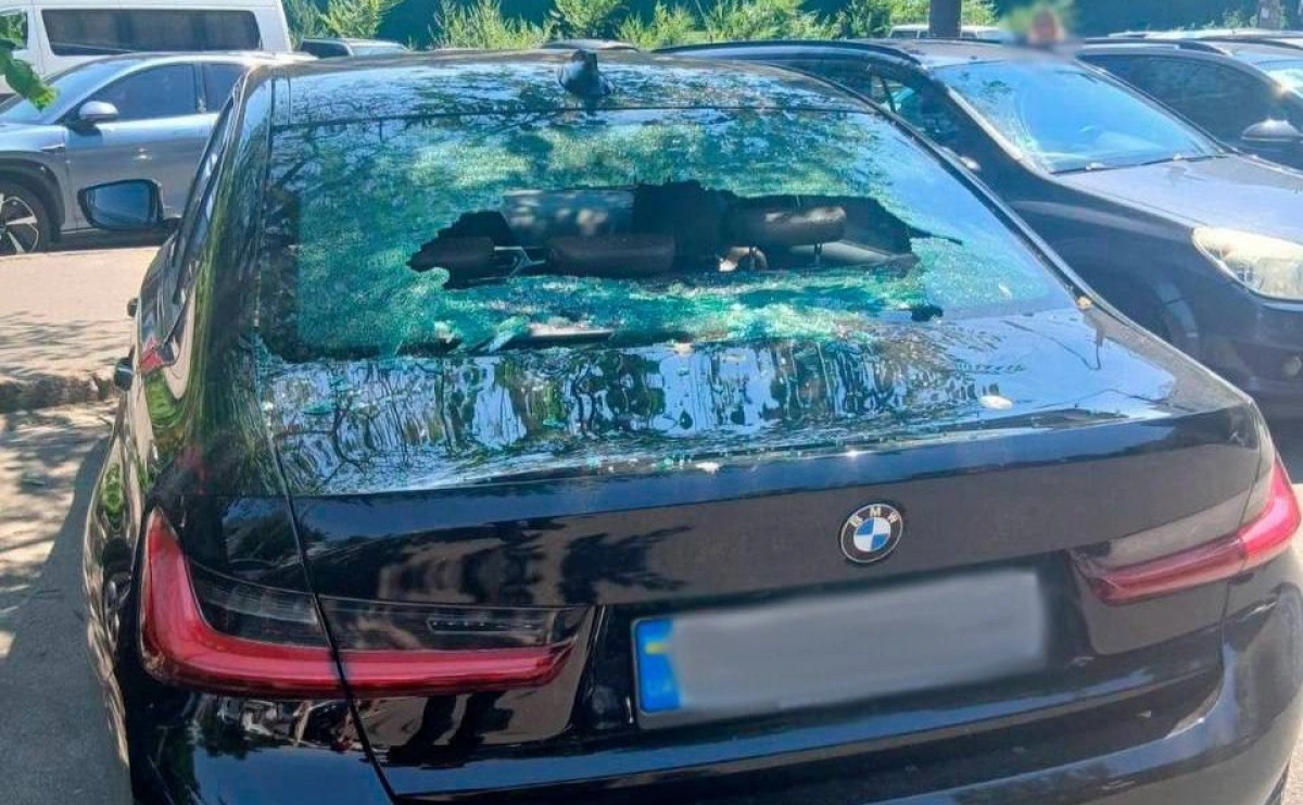 У Києві військовий у СЗЧ розбив вікна п’яти авто металевим прутом — поліція затримала порушника