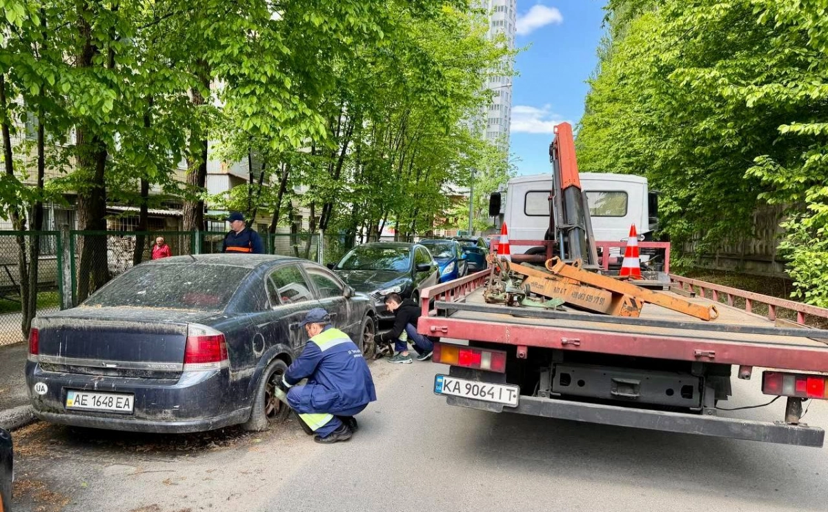 У Святошинському районі Києва прибирають покинуті авто: триває евакуація транспорту