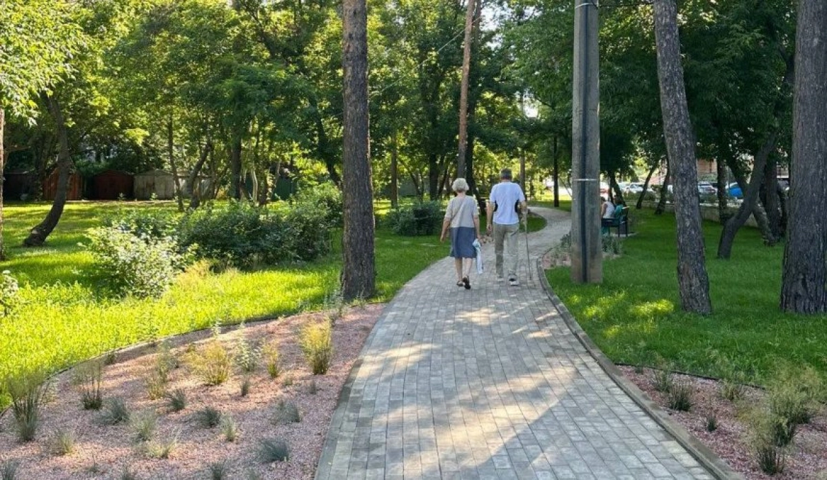 На Воскресенці у Києві оновили кишеньковий сквер: що змінилося після реконструкції