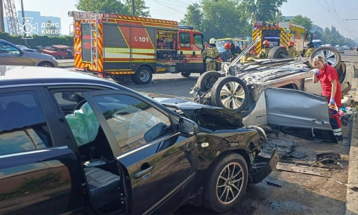 Ранкова ДТП у Подільському районі Києва: загинула жінка, четверо постраждалих
