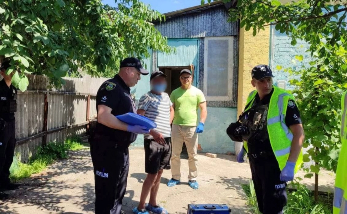 На Київщині чоловік жорстоко вбив сусіда ножем: поліція затримала підозрюваного