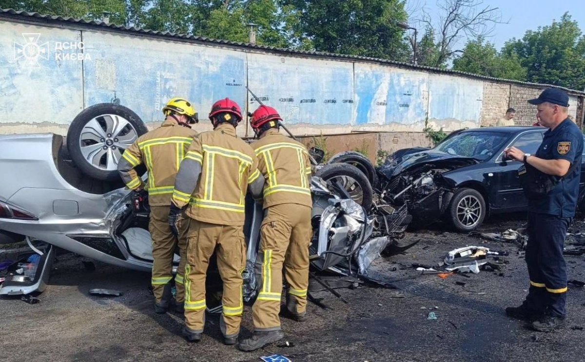 У Києві сталася масштабна ДТП за участю чотирьох авто: є загибла та четверо постраждалих