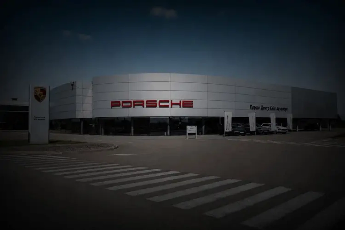Російський удар пошкодив автосалон Porsche на Київщині: що відомо