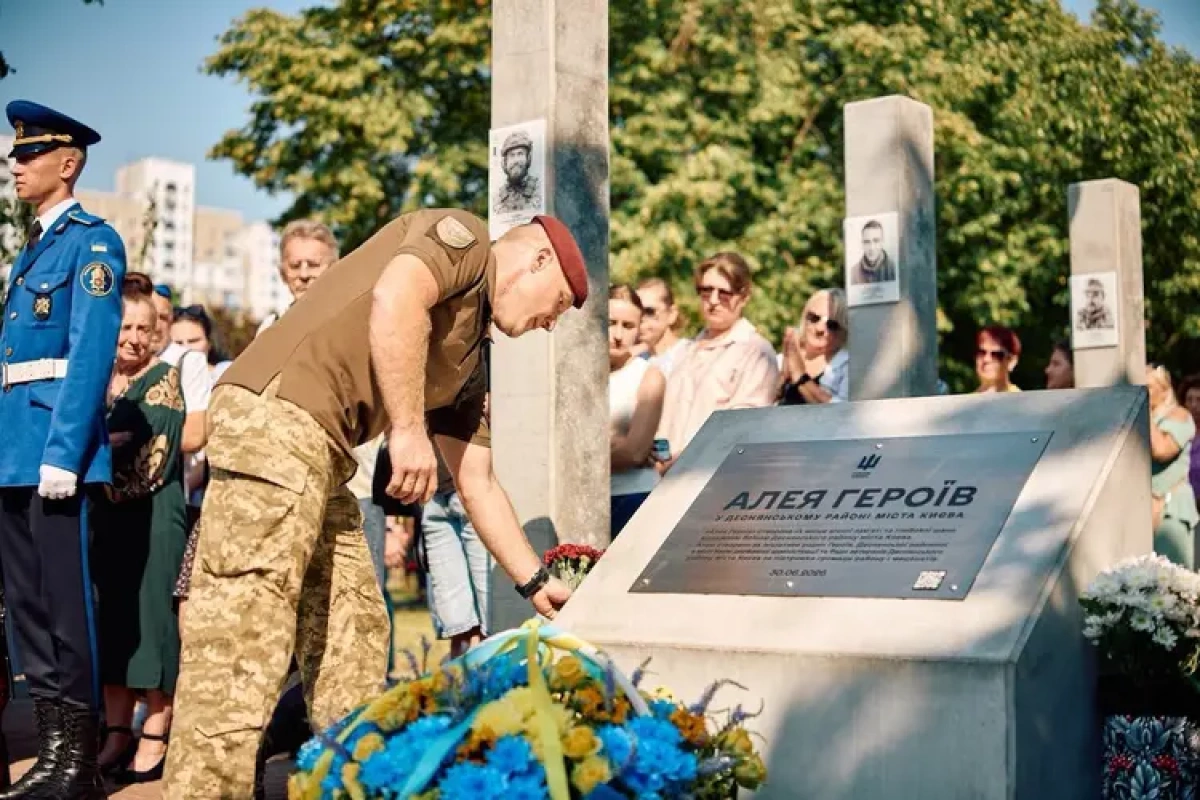 Родини загиблих захисників вимагають демонтувати Алею Героїв у Деснянському районі