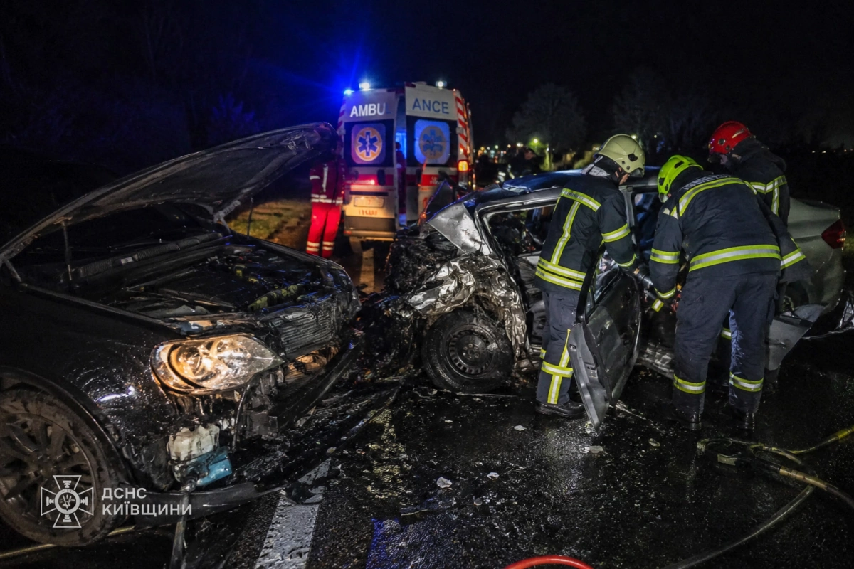 На Київщині після лобової ДТП рятувальники деблокували водія з понівеченої автівки