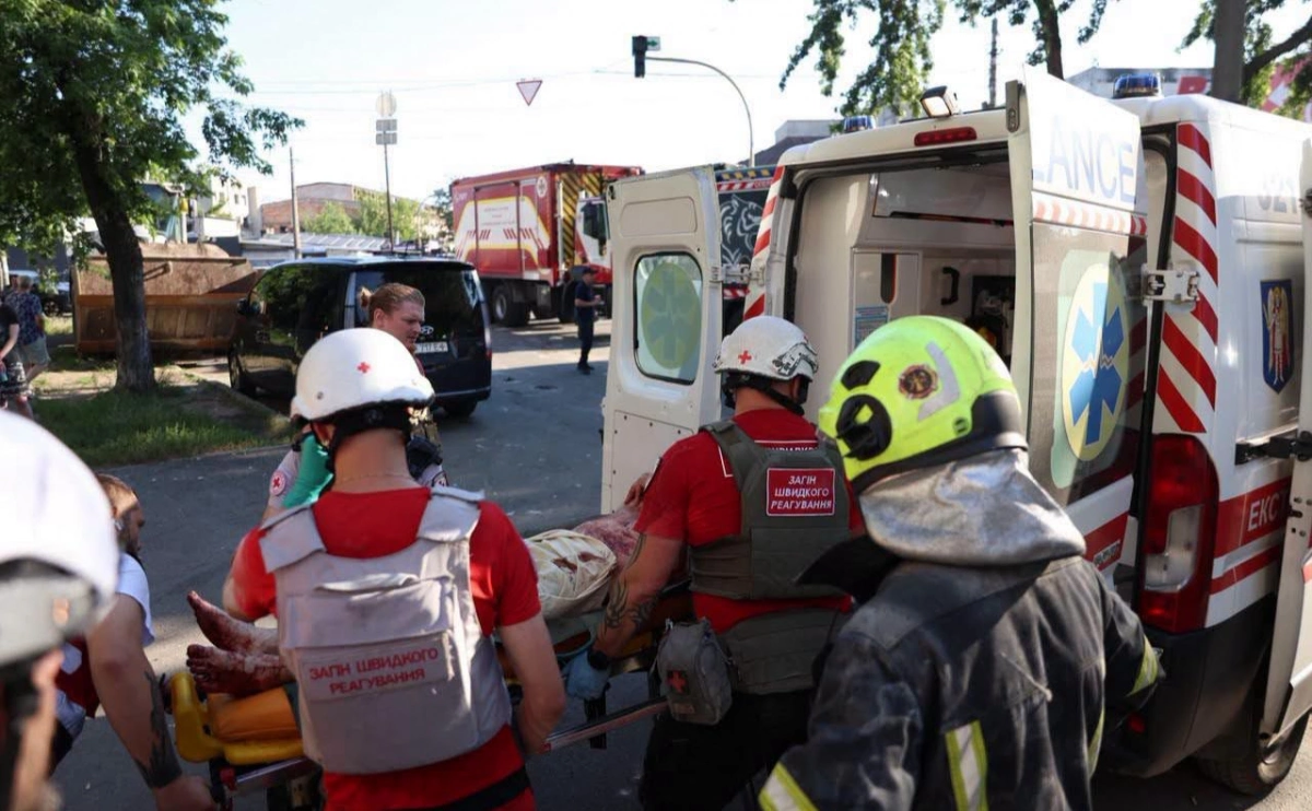 У Києві після ракетного удару в лікарнях залишаються 56 постраждалих: 10-річний хлопчик міг втратити батьків