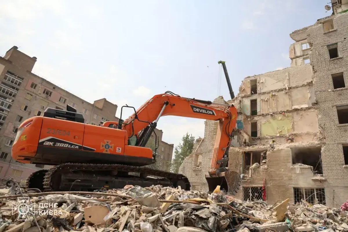 У Києві завершили пошукову операцію на місці зруйнованого будинку в Дарницькому районі: з-під завалів дістали тіла 10 загиблих