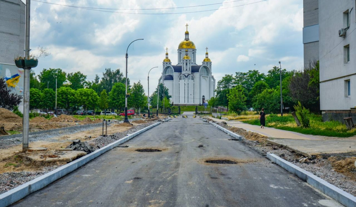У Бучі триває реконструкція вулиці Енергетиків: стартувало асфальтування