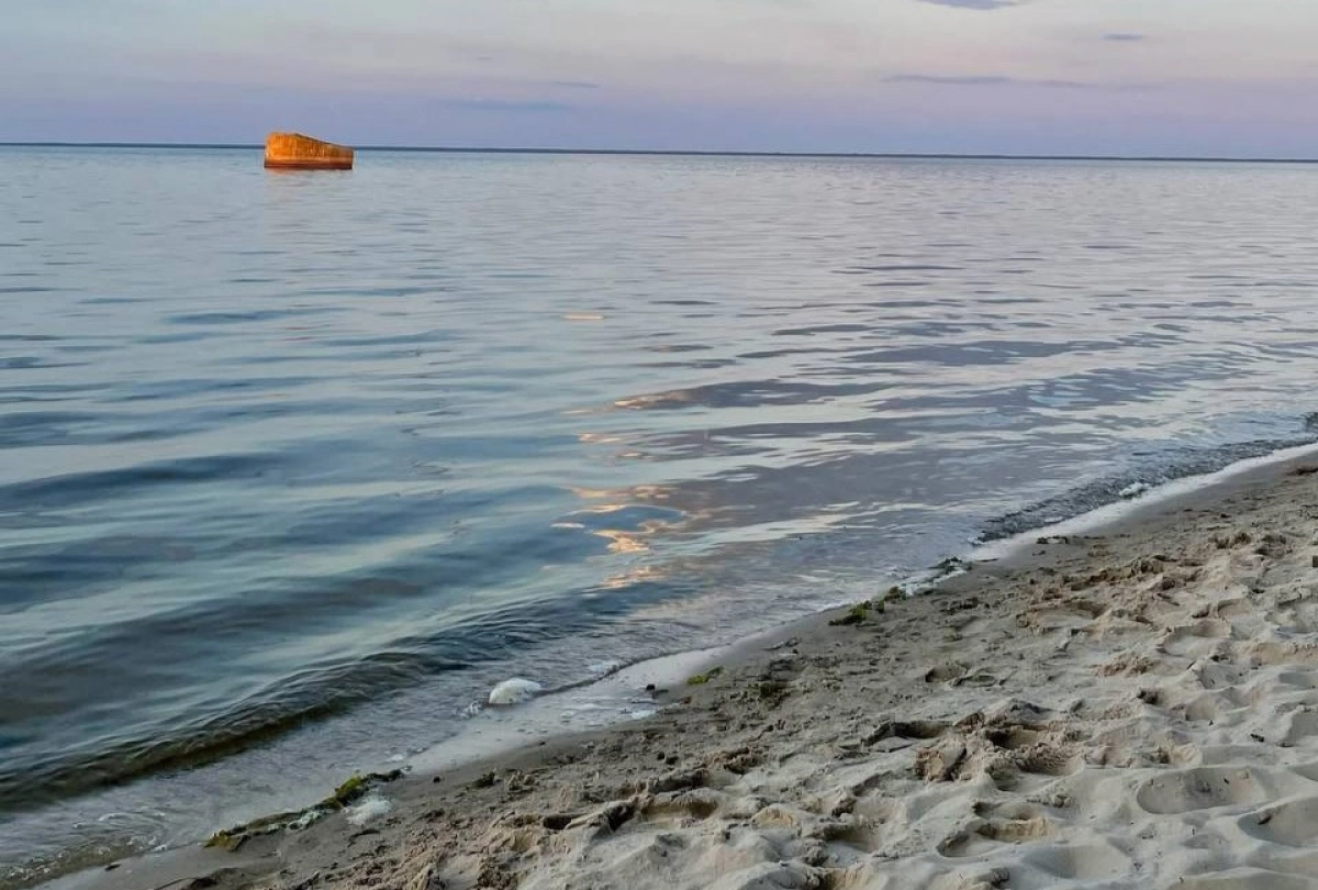 Після вихідних пляж біля Києва засипали сміттям: популярна локація в Лютежі перетворилася на звалище