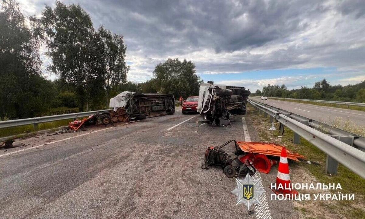 На трасі Київ–Знам'янка мікроавтобус збив двох працівників дорожньої служби