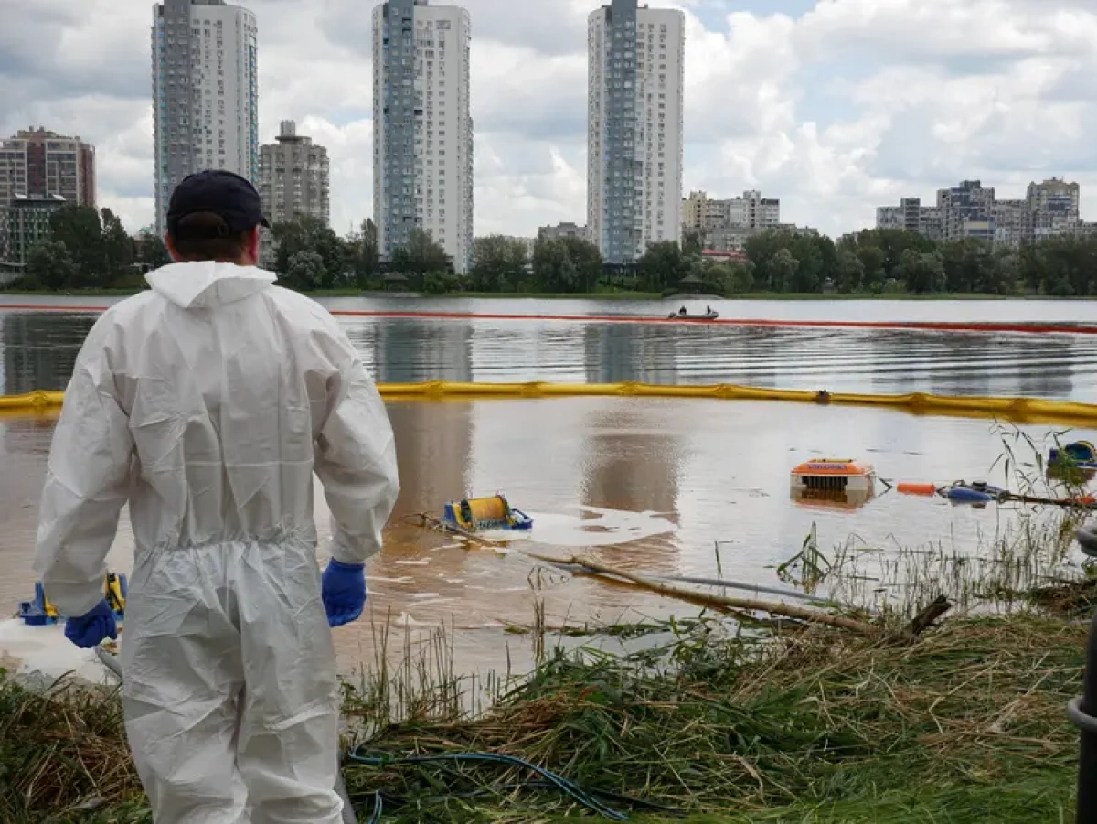 Озеро Кирилівське після атаки РФ: із водойми вже відкачали 65 тонн нафти