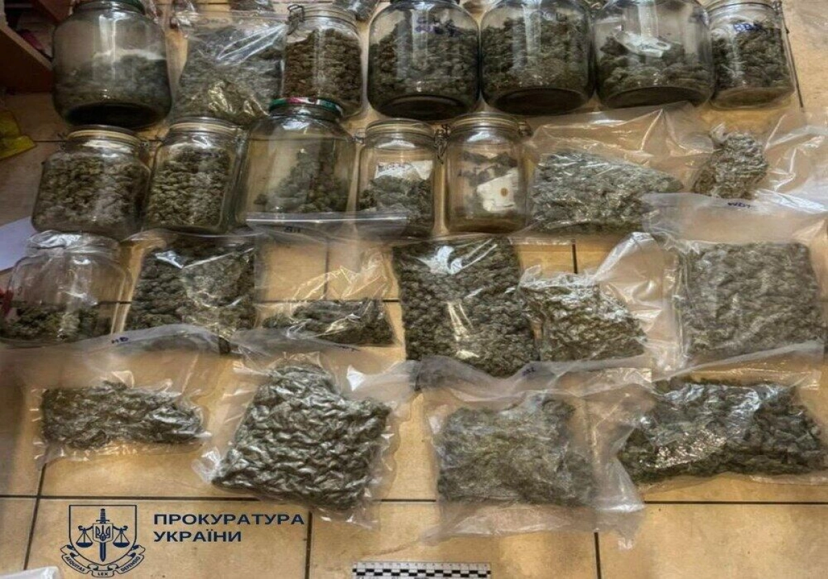 У Києві затримали чоловіка, який продавав канабіс через служби таксі
