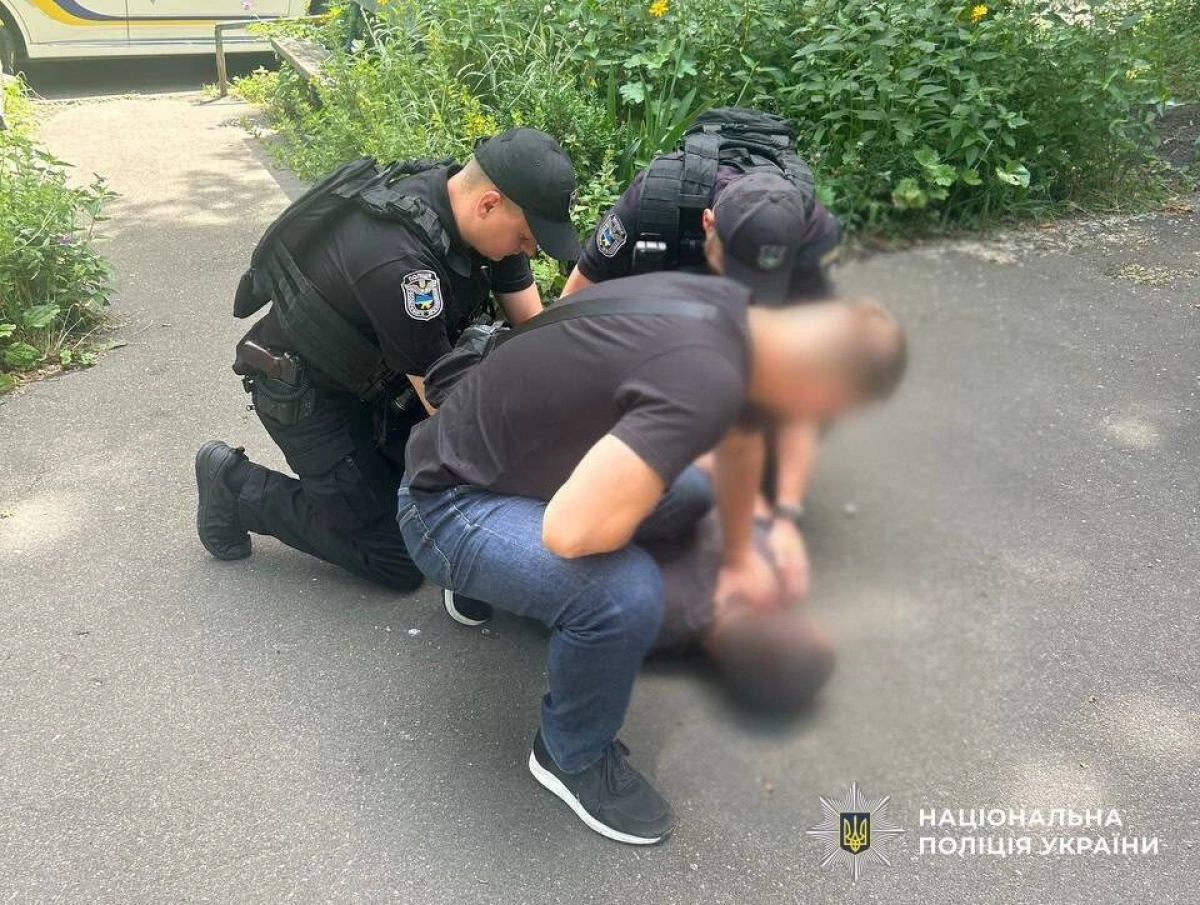 У Києві військовий зі статусом СЗЧ погрожував гранатою працівниці кафе та пограбував її